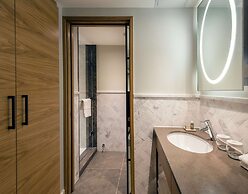Lincoln Plaza London, Curio Collection by Hilton