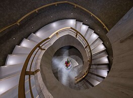 Lincoln Plaza London, Curio Collection by Hilton