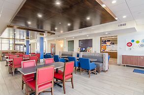 Holiday Inn Express & Suites Atchison by IHG