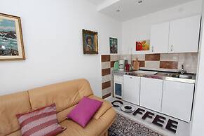 Rooms and apartments Sally