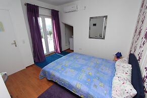 Rooms and apartments Sally