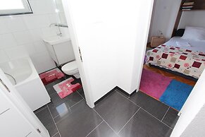 Rooms and apartments Sally