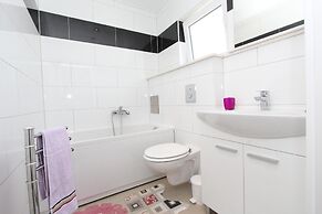 Rooms and apartments Sally