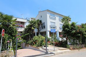 Rooms and apartments Sally