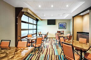 Fairfield Inn & Suites by Marriott Van Canton Area