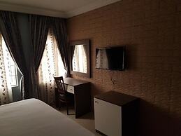 Emzrel Hotel & Suites