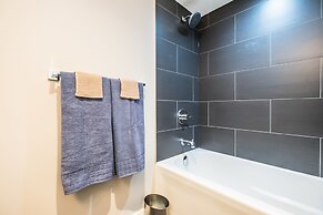 QuickStay - Premium 2bdrm in Yorkville (Yonge & Bloor)