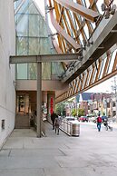 QuickStay - Premium 2bdrm in Yorkville (Yonge & Bloor)