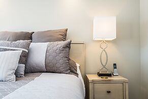 QuickStay - Premium 2bdrm in Yorkville (Yonge & Bloor)