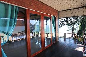 Chomjan Beach Resort