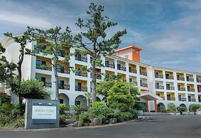 Whinstone Hotel and Resort