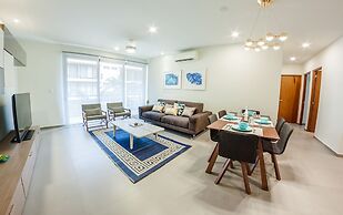 Sophisticated 2BR condo in heart of town by Happy Address