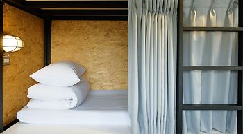 Oldmancaptain Hostel