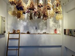 Oldmancaptain Hostel