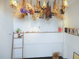 Oldmancaptain Hostel