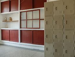 Oldmancaptain Hostel