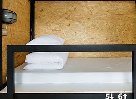 Oldmancaptain Hostel