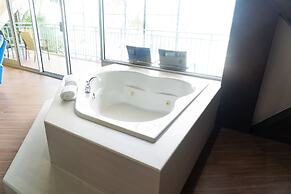 Surfrider Resort Hotel