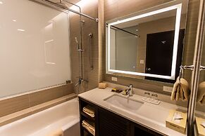 Surfrider Resort Hotel