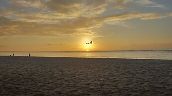 Surfrider Resort Hotel