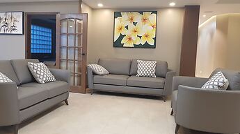 Surfrider Resort Hotel