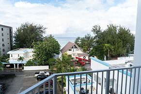 Surfrider Resort Hotel