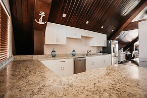 Surfrider Resort Hotel