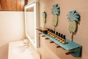 Surfrider Resort Hotel