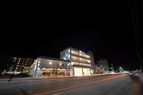 Surfrider Resort Hotel