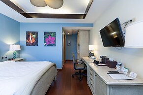 Surfrider Resort Hotel