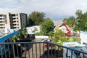 Surfrider Resort Hotel