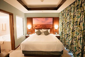 Surfrider Resort Hotel