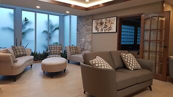 Surfrider Resort Hotel