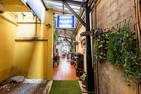 The Alley Hostel & Bistro