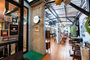 The Alley Hostel & Bistro