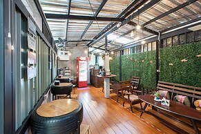 The Alley Hostel & Bistro