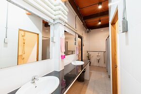 The Alley Hostel & Bistro