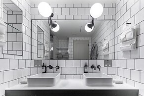 TRUNK (HOTEL) CAT STREET