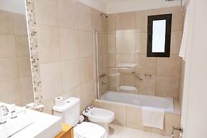 Howard Johnson by Wyndham Escobar Hotel