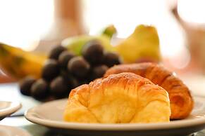 Howard Johnson by Wyndham Escobar Hotel