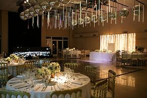 Howard Johnson by Wyndham Escobar Hotel