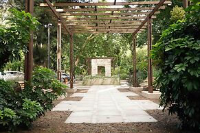 Howard Johnson by Wyndham Escobar Hotel