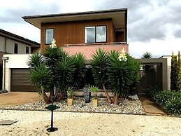 Deluxe Lake View House