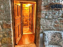 Parmis Boutique House