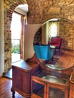 Parmis Boutique House