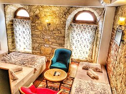 Parmis Boutique House