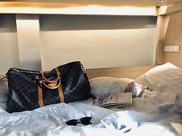 Kinnon Deluxe Hostel Coworking Cafe