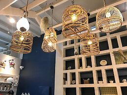 Kinnon Deluxe Hostel Coworking Cafe