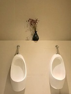 Kinnon Deluxe Hostel Coworking Cafe