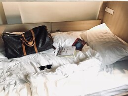 Kinnon Deluxe Hostel Coworking Cafe